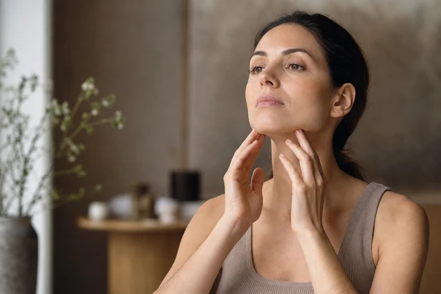 Yoga facial funciona? O que mostram os estudos sobre exercícios faciais