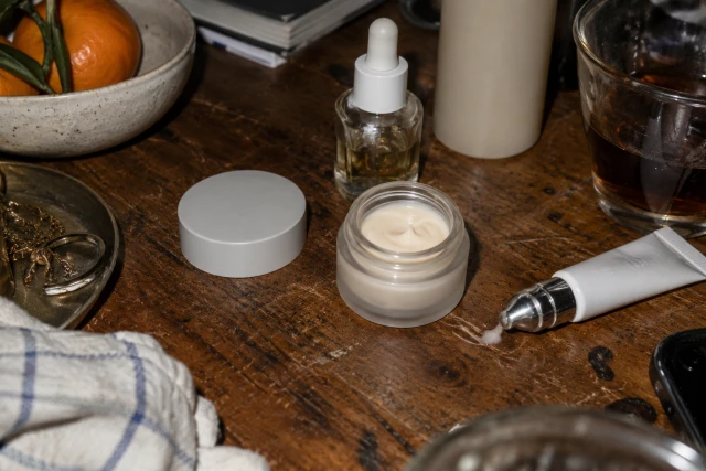 Ingredientes de cremes para rugas abaixo dos olhos: evidências