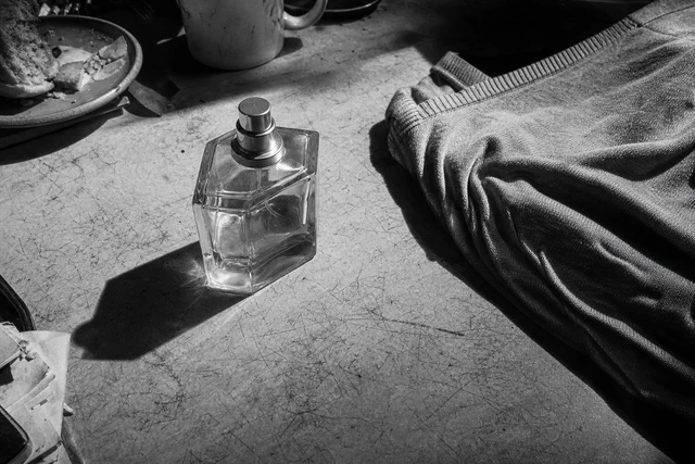Perfume pode causar manchas escuras no pescoço? O que fazer