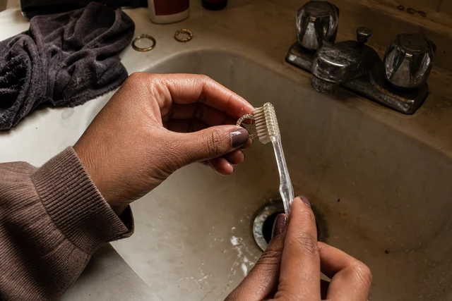 Por que meus brincos cheiram mal? Causas e limpeza segura