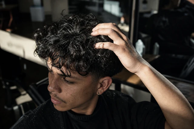 ヘアスプレーで白い粉が出るのはなぜ？防ぐ方法