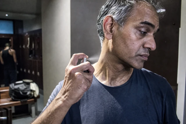 Por que o perfume desaparece rapidamente da minha pele?