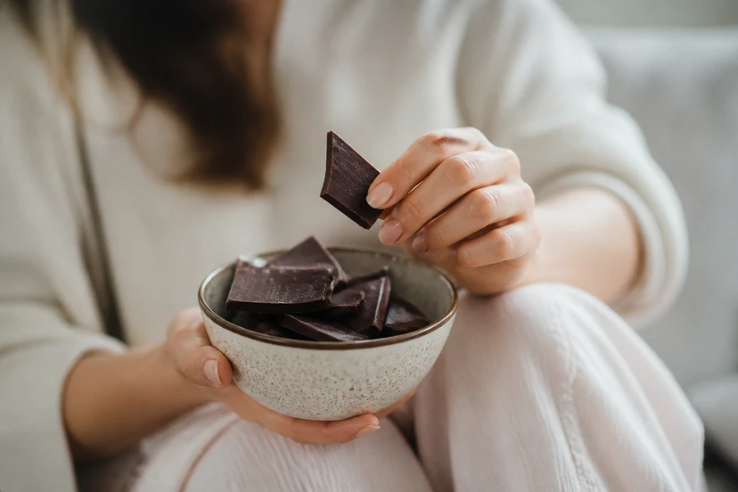Alimentos que causam acne: evidências sobre dieta e espinhas
