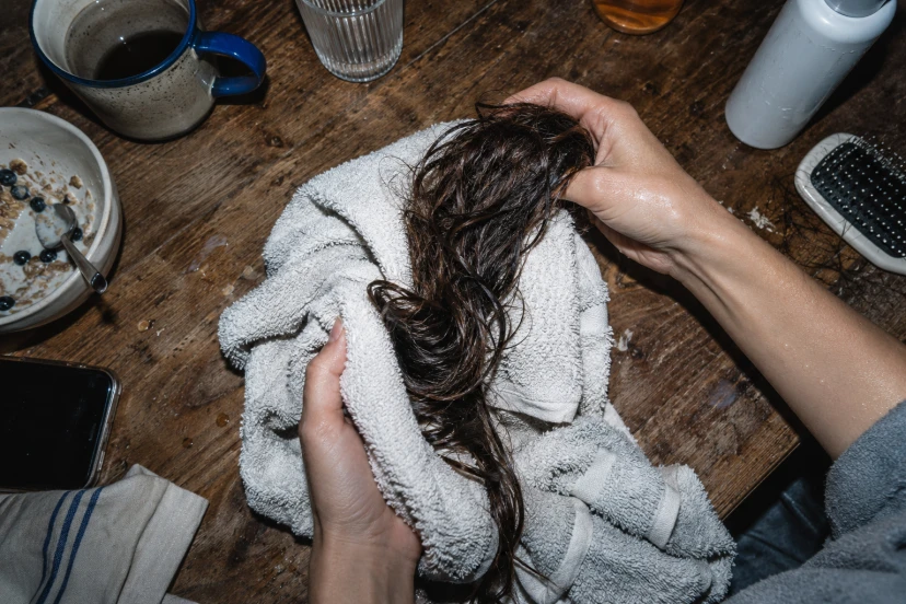 Is Sleeping With Wet Hair Bad? What the Evidence Says